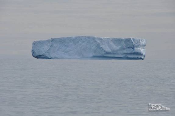 Um enorme iceberg tabular pouco antes de afundar na baía de Point Wild, em Elephant Island, na Antártida